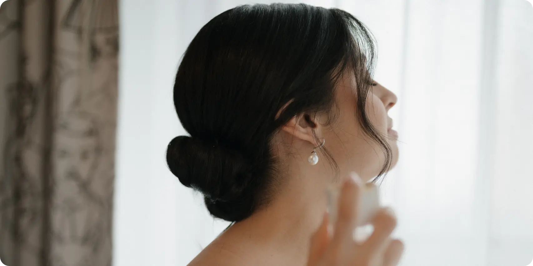 estilista aplicando polvo